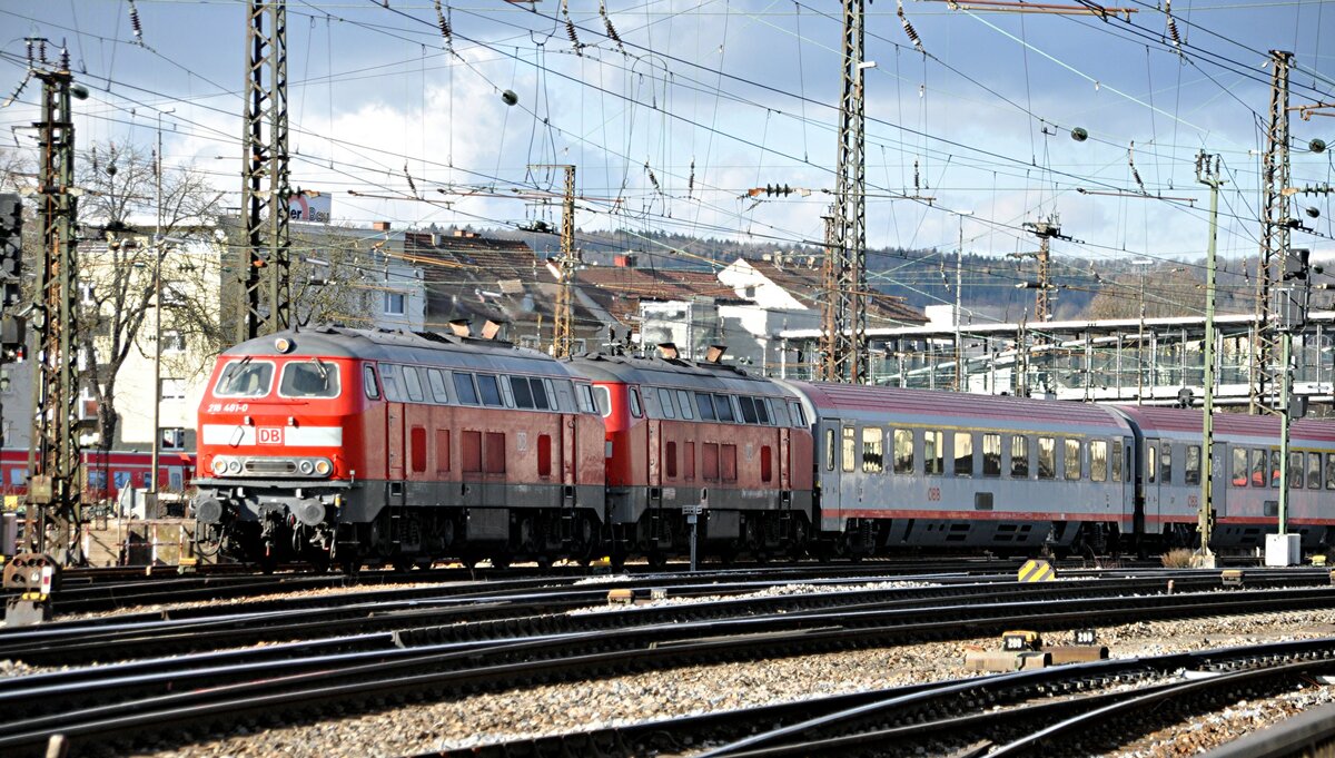 218 434-9 und 218 456-2 mit ÖBB EC in Ulm am 22.02.2014.