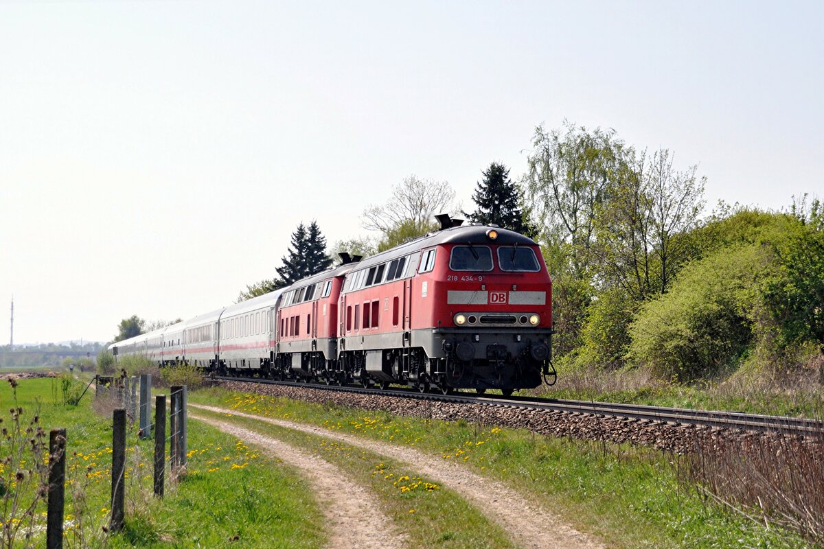 218 434-9 und 218 487-7 mit IC Allgäu in Illertissen am 22.04.2011.