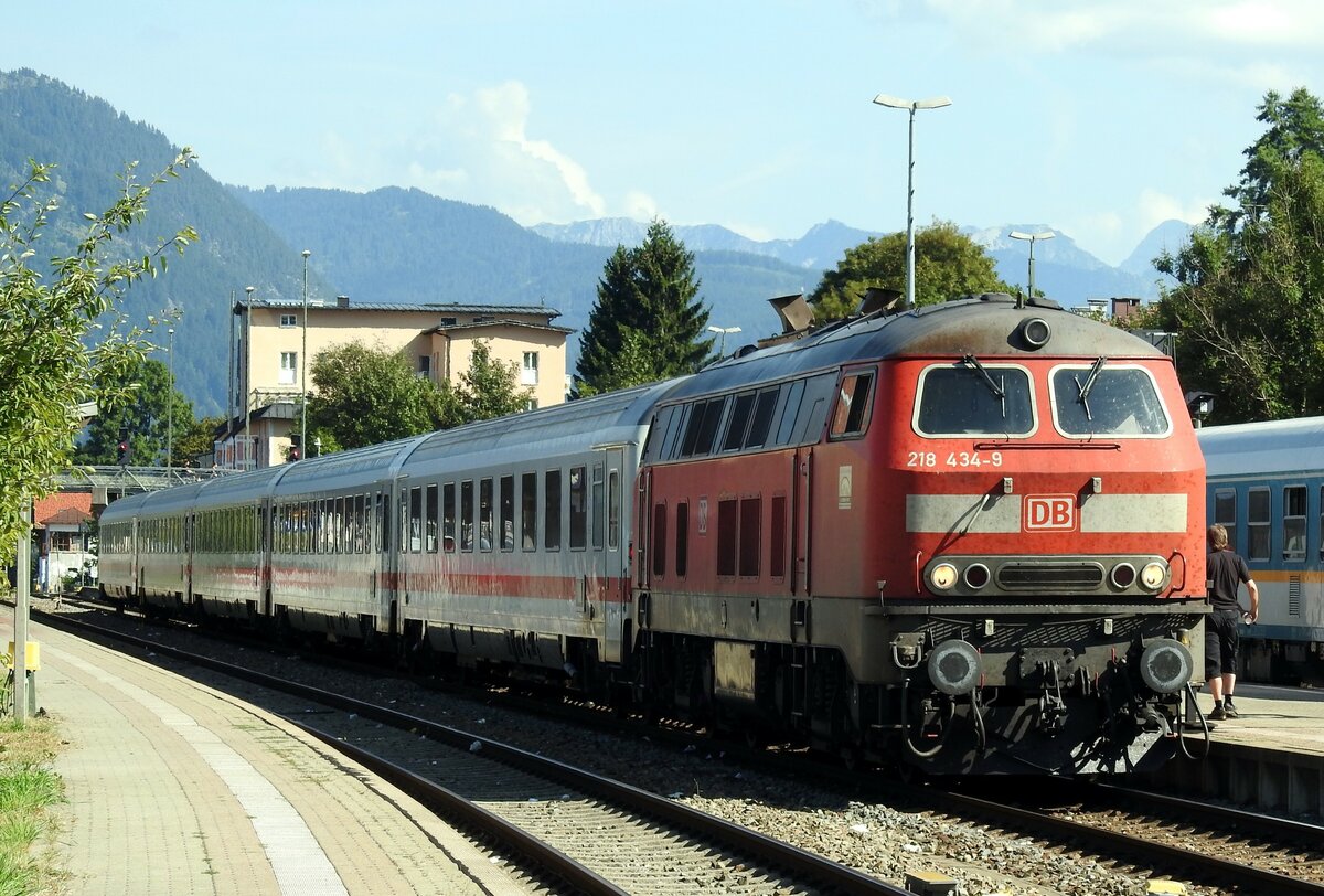 218 434-9 mit IC in Immenstadt am 12.09.2016.