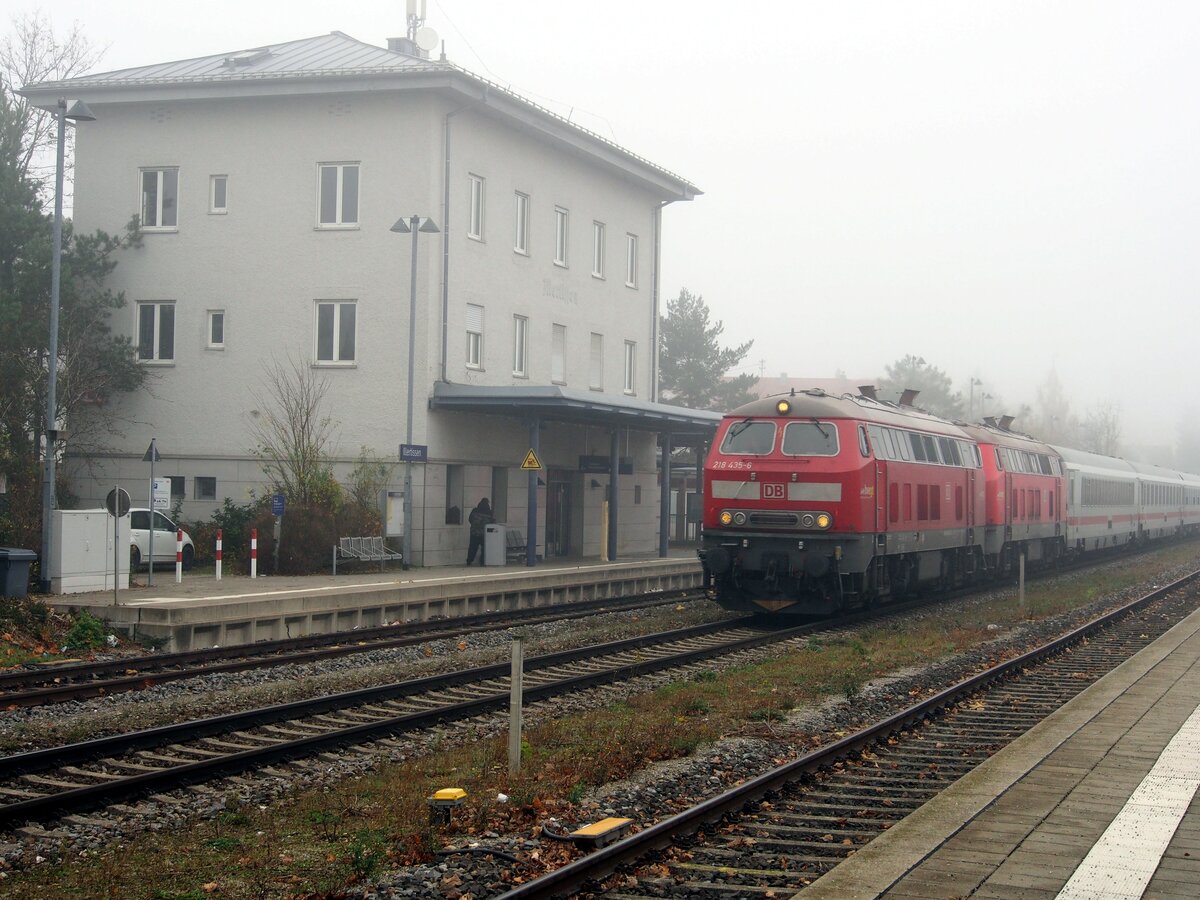 218 435-6 kommt mit einer weiteren 218 und dem IC Allgäu im Nebel durch Illertissen am 12.11.2021. Der Zug war vorher kaum zu hören. Es ist für mich eine Testaufnahme; was geht noch im Nebel.