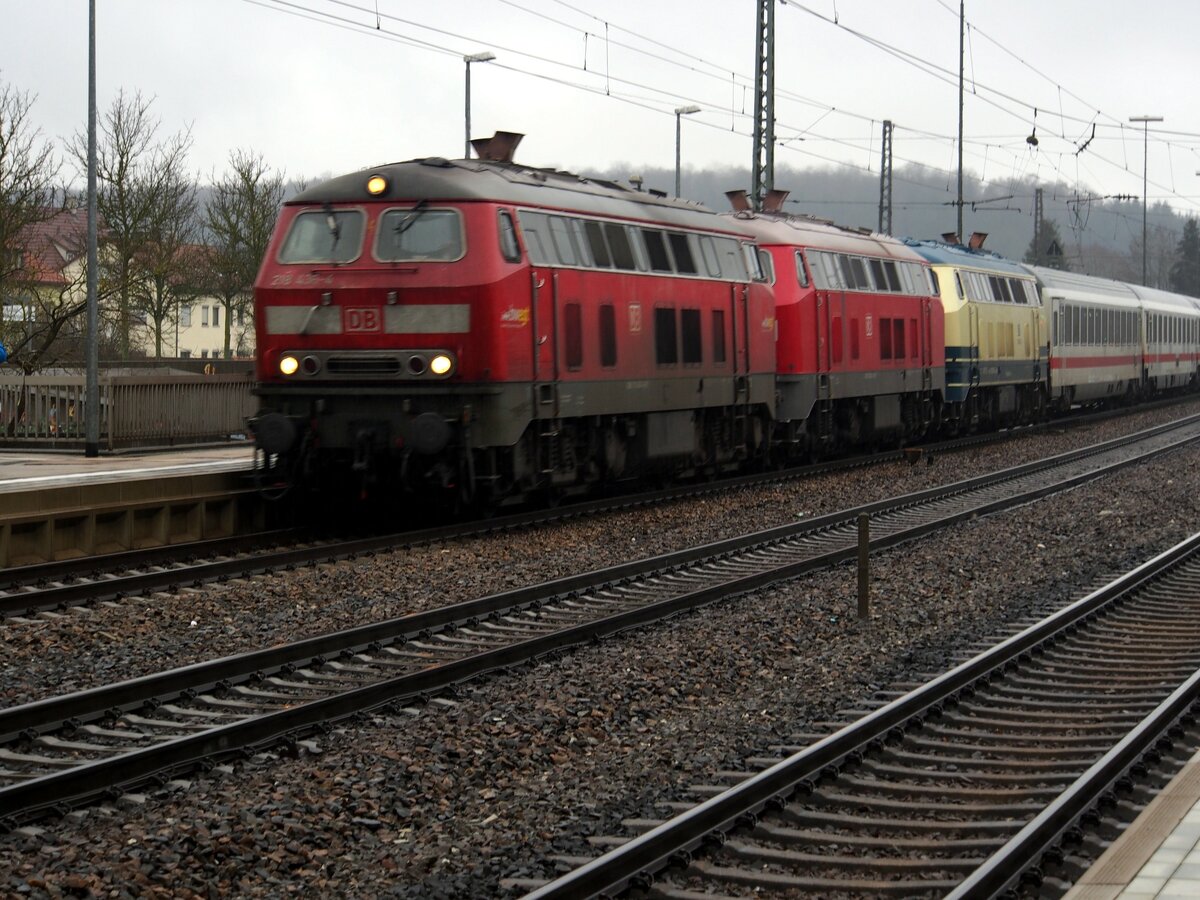 218 436-4 und 218 und die defekte 218 448  Conny  wird im IC 2012 Allgäu mitgeschleppt, bei Amstetten am 05.01.2020.