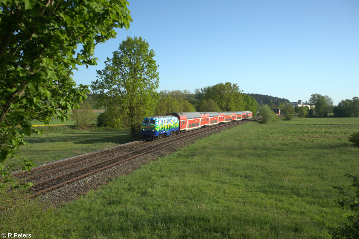 218 443-0 mit dem RE2 4857 Hof - München bei Rothenstadt bei Weiden. 01.05.24