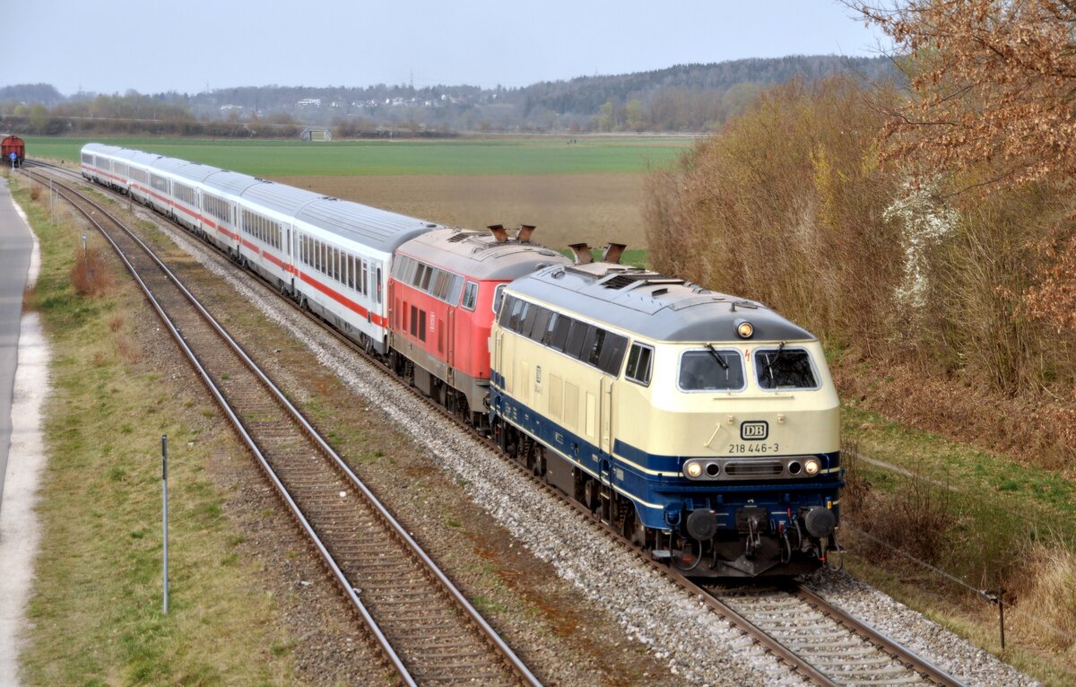 218 446-3 und 218 411-7 mit RE 2013 Allgäu (bis Ulm IC) in Vöhringen am 30.03.2022.