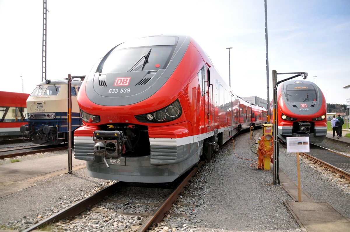 218 446-3; 633 530und 633 639 Pesa Link III am Tag der offenen Türim Bw Kempten am22.04.2023.
