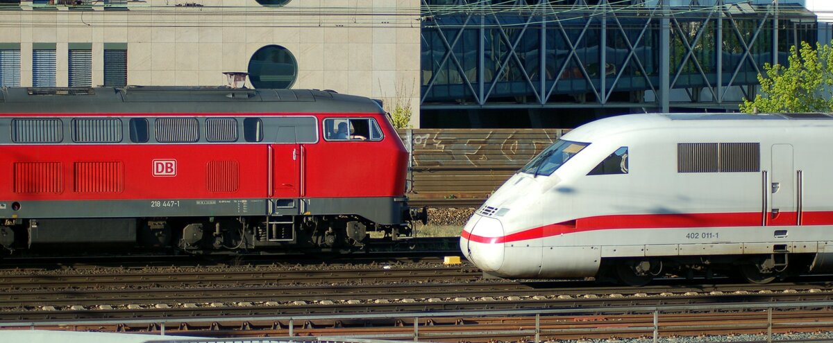 218 447-1 und 402 011-1 in Hannover am 15.04.2007.