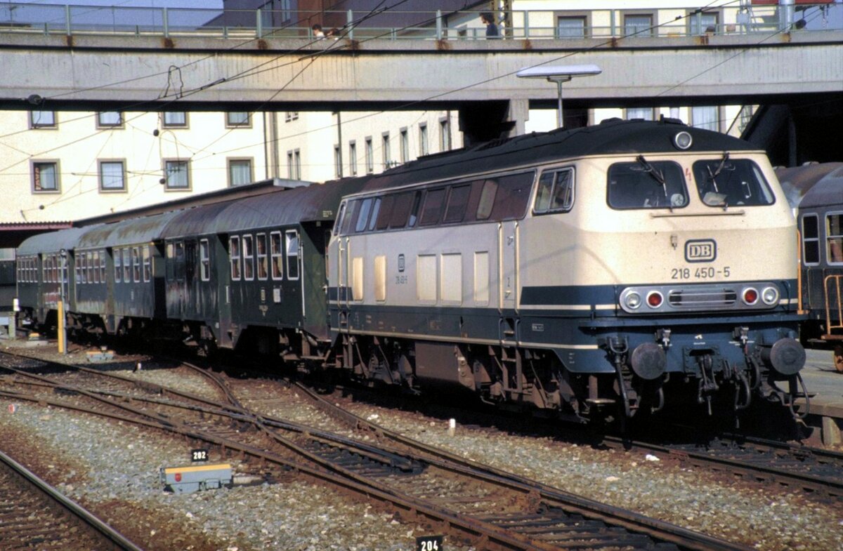 218 450-5 mit Umbauwagen und Silberlingen in Ulm auf den bayerischen Gleisen bereitgestellt nach Regensburg am 22.10.1983. Noch ist die Strecke nicht elektrifiziert.