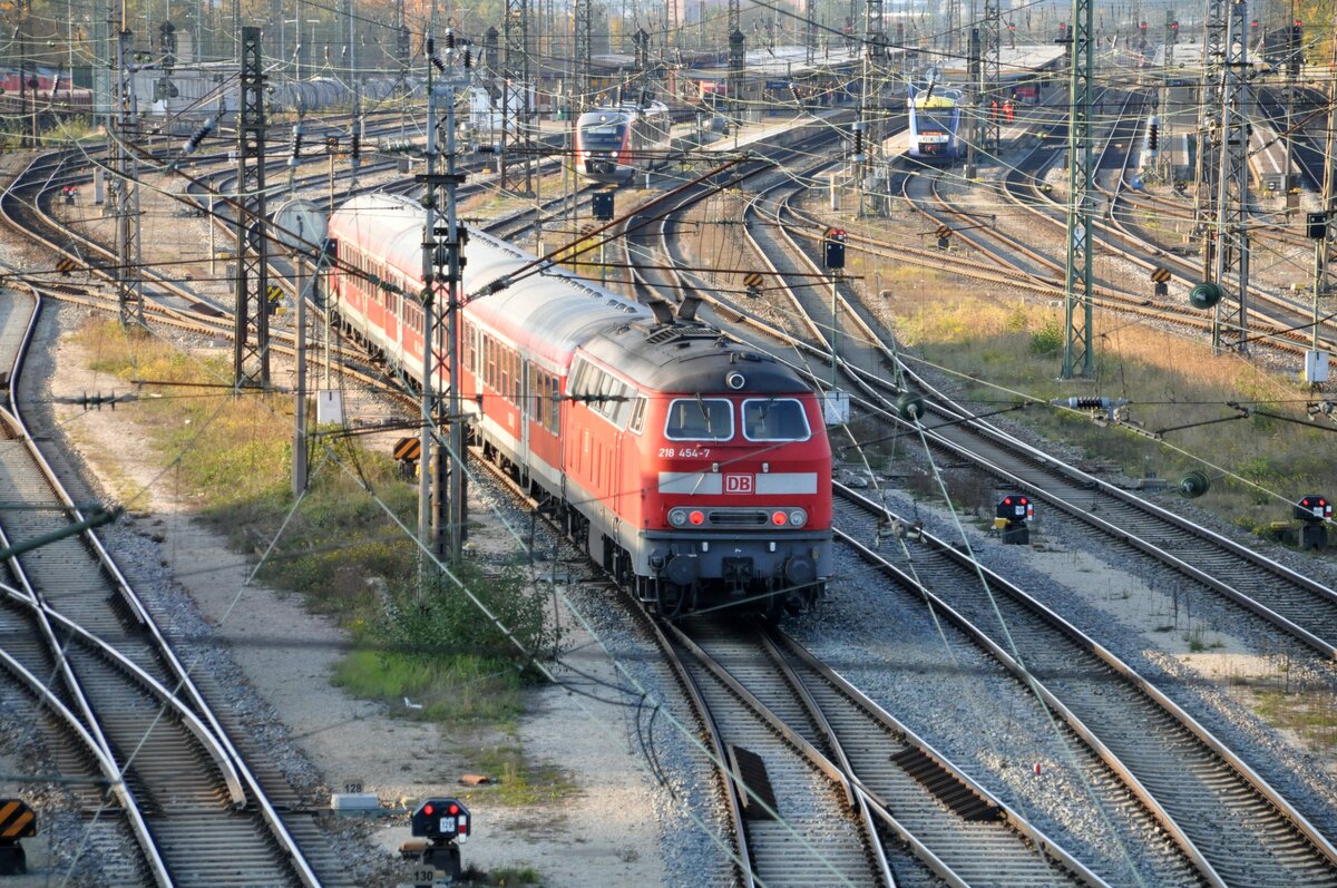 218 454-7 mit Nahverkehrszug in Augsburg am 21.10.2010.