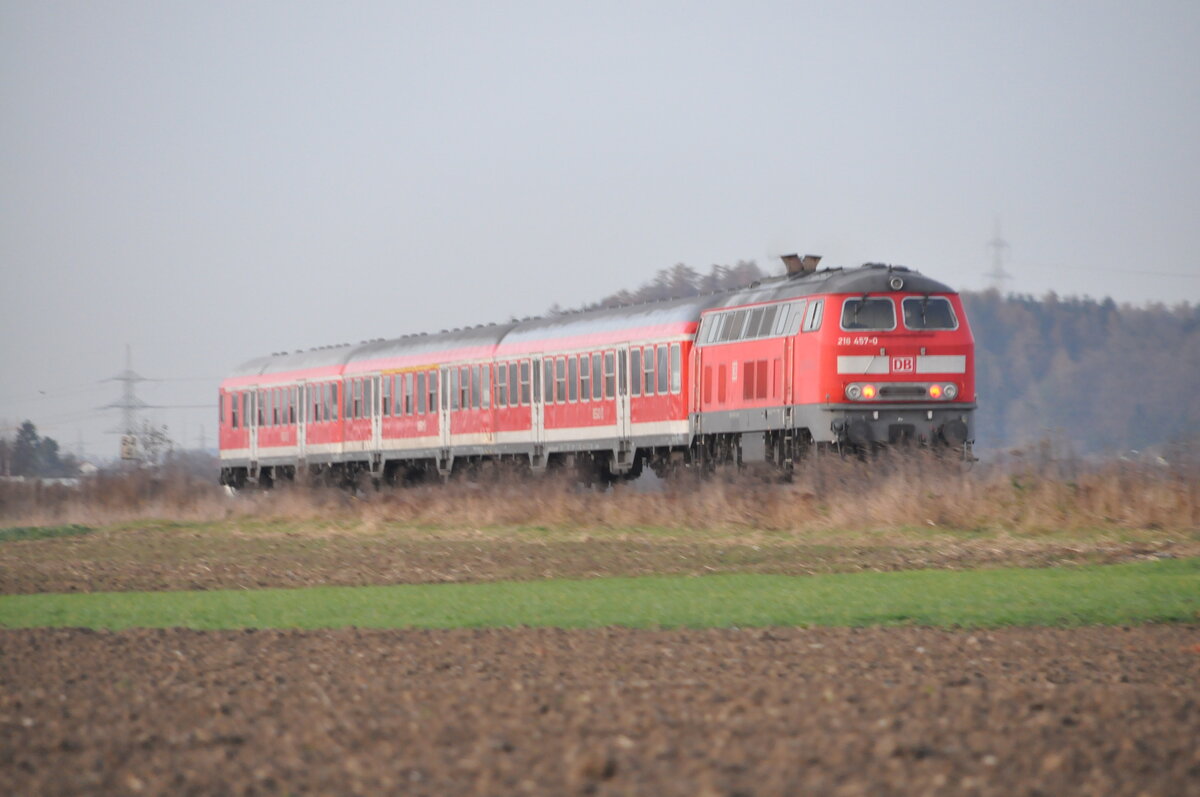218 457-0 mit Nahverkehrszug in Illertissen am 20.11.2009.