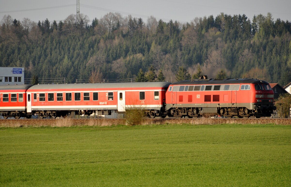 218 461-2 mit Nahverkehrszug bei Illertissen am 23.04.2010. Der erste Wagen ist ein Reisezugwagen mit Fahrradabteil.