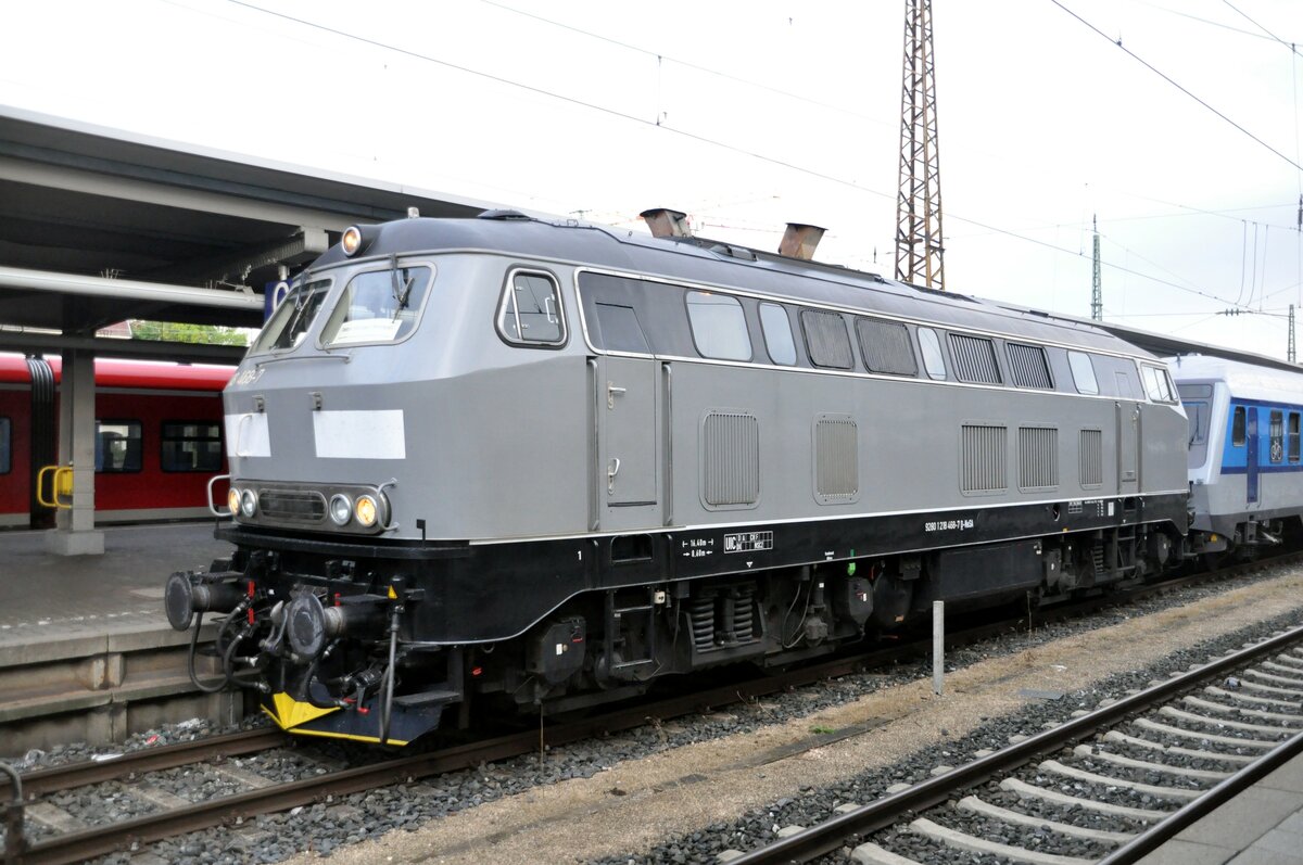 218 468-7 mit dem Ferienexpress Stuttgart - Singen (92 80 1 218 468-1 D-NeSA) in Ulm am 20.08.2022. Die Lok hat wohl den Eigent�mer gewechselt und hat den gr�nen Leuchtstreifen entfernt bekommen.(Siehe nachfolgendes Foto).