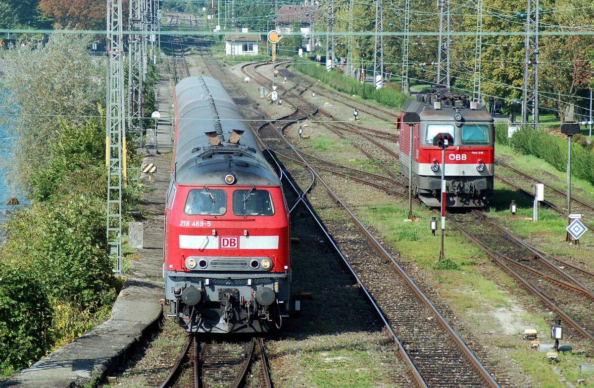 218 469-5 mit Nahverkehrszug auf dem Bodenseedamm bei Lindau. Daneben steht die ÖBB 1144 216-9 am 30.08.2008.
