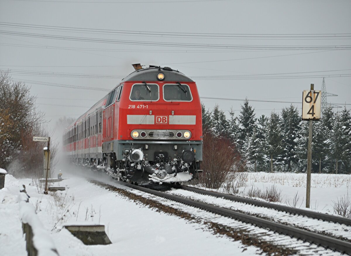 218 471-1 mit Nahverkehrszug in Bellenberg am 08.02.2013.