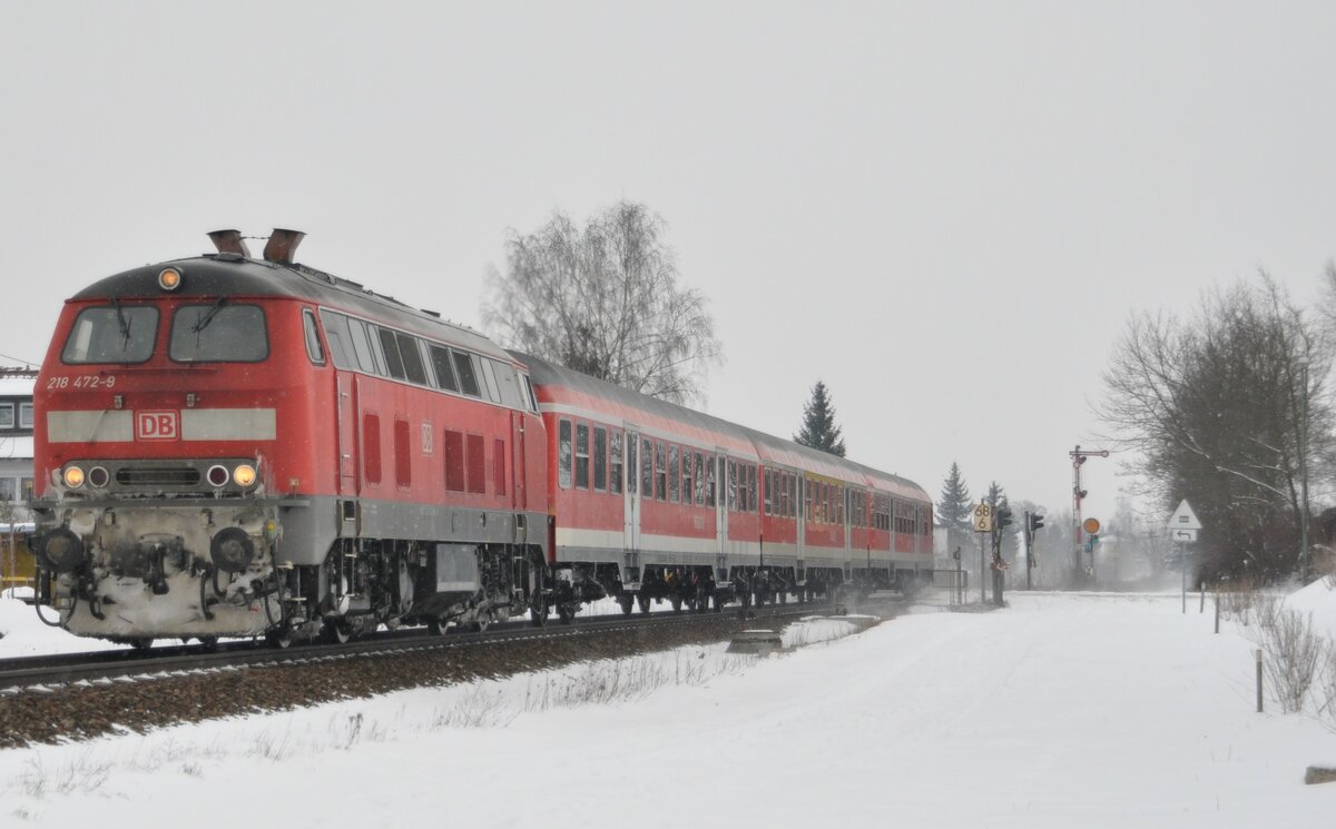 218 472-9 mit Nahverkehrszug in Vöhringen am 14.02.2010.