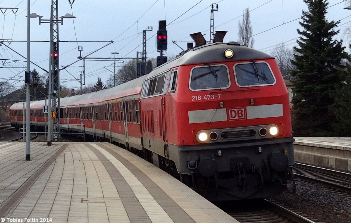 218-473 fhrt mit ihrem RE nach Braunschweig Hbf in den Bahnhof Lehrte ein.
Aufgenommen im Mrz 2014.