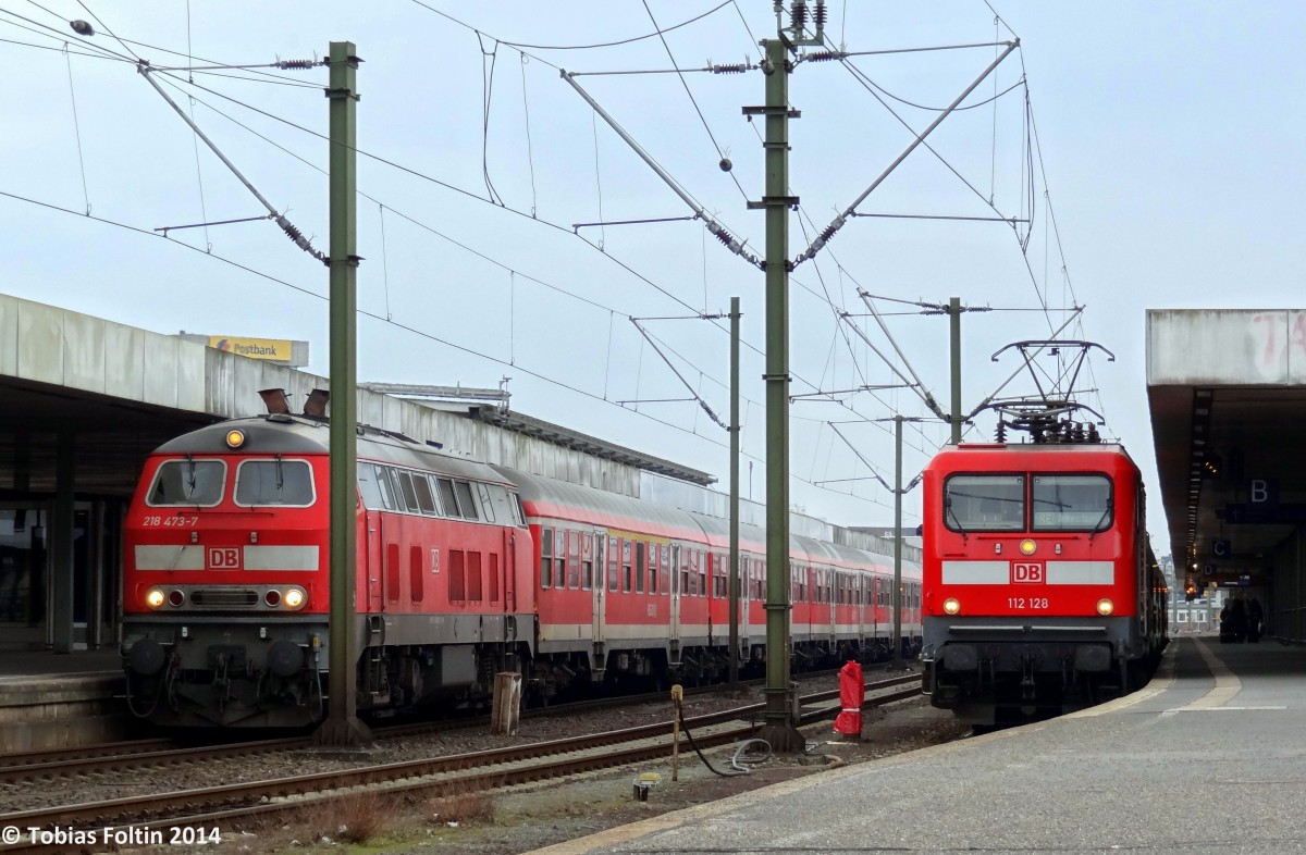 218-473 kam soeben mit einem RE aus Bad Harzburg an, 111-128 wird in K�rze mit einem RE nach Braunschweig Hbf aufbrechen.
Aufgenommen im M�rz 2014 in Hannover Hbf.