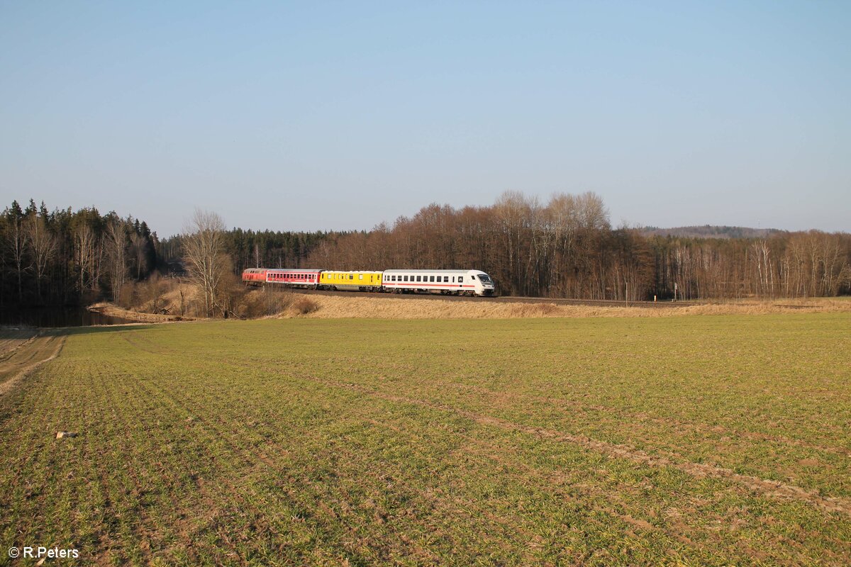 218 473 schiebt ein Messzug von Hof nach Weiden bei Oberteich. 24.03.22