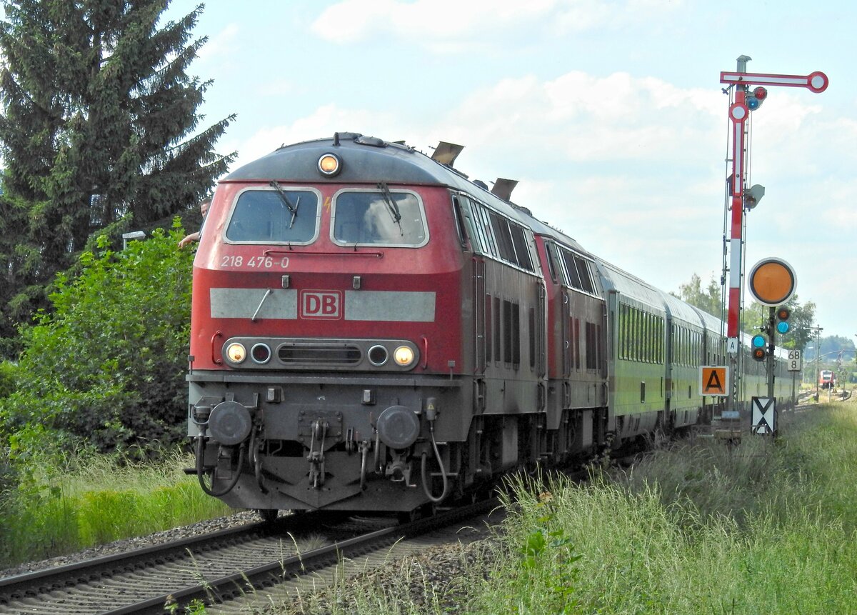 218 476-0 und eine weitere 218 mit IC 2013 Allgäu in Vöhringen mit Form-Einfahrtsignal am 13.06.2019.