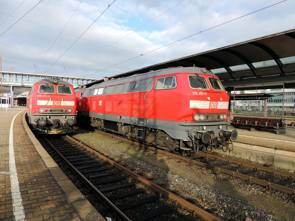 218 481-0mit 218 464-6 in Doppeltaktion mit IC und 218 472-9 in Ulm am 30.11.2013.