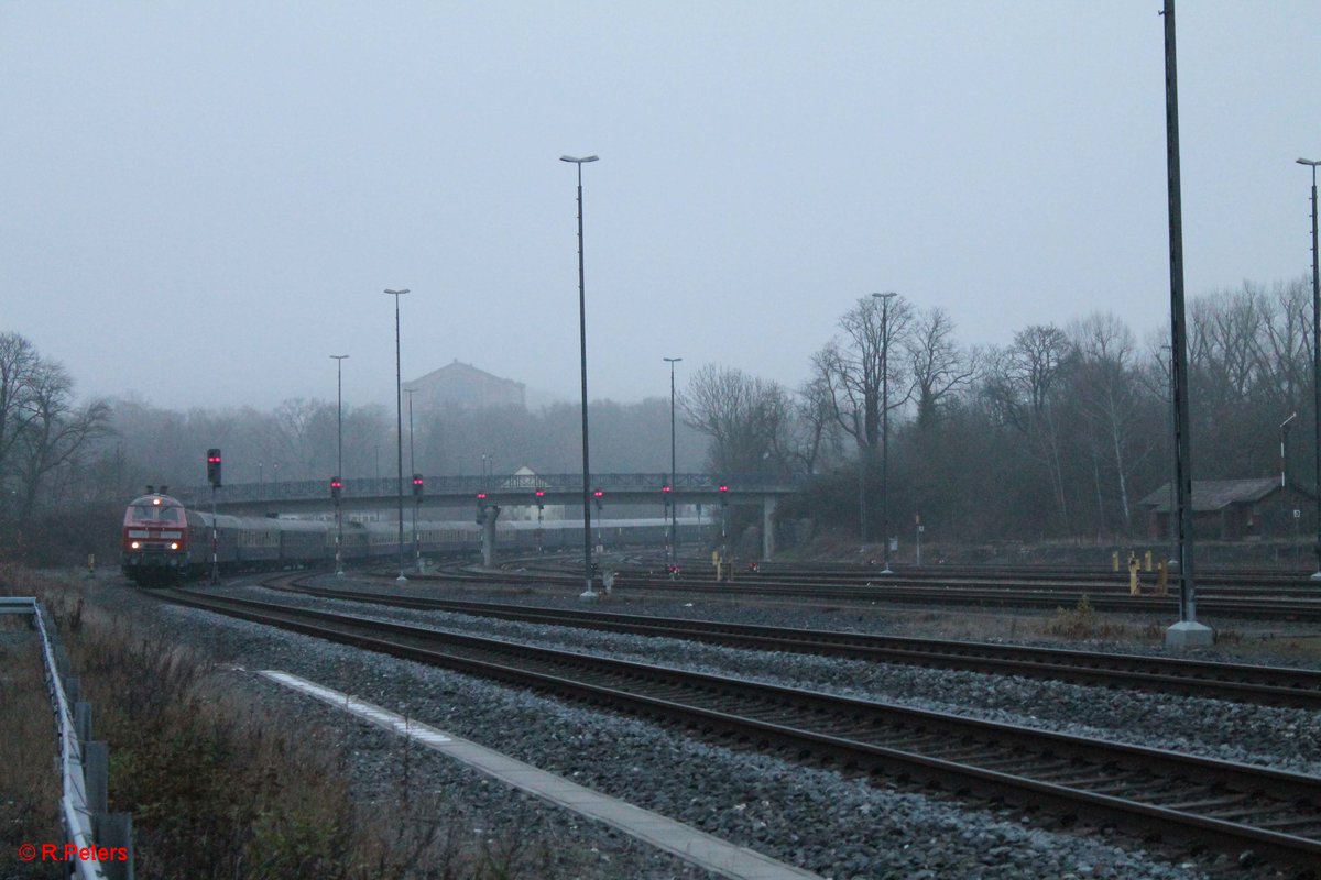 218 483-6 erreicht mit dem Eishockey Sonderzug der Frankurter Lions CBB 1899 bei der Ankuft in Bayreuth. 18.12.16