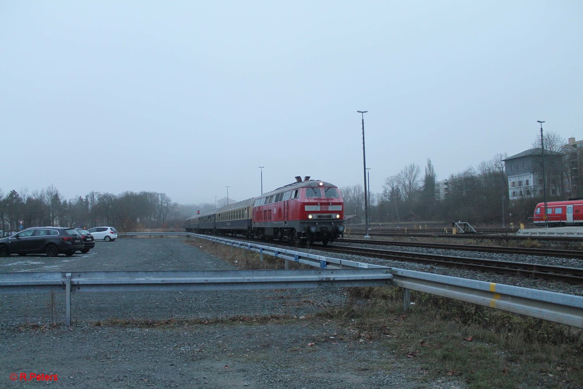 218 483-6 erreicht mit dem Eishockey Sonderzug der Frankurter Lions CBB 1899 bei der Ankuft in Bayreuth. 18.12.16