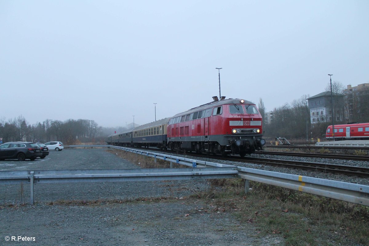 218 483-6 erreicht mit dem Eishockey Sonderzug der Frankurter Lions CBB 1899 bei der Ankuft in Bayreuth. 18.12.16