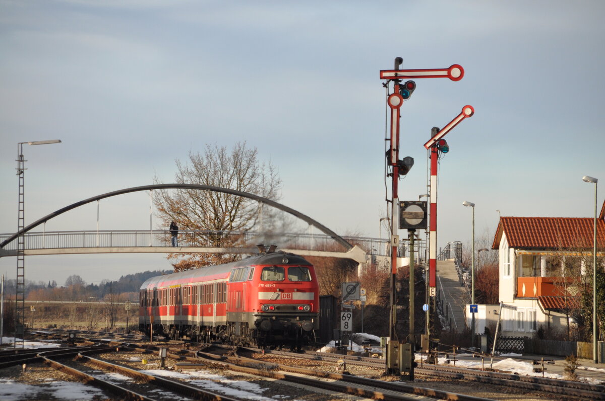 218 489-3 mit Nahverkehrszug in Vöhringen am 22.02.2010.