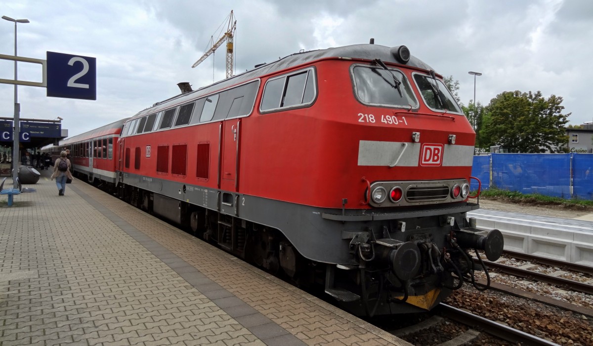 218-490 ist soeben mit einem RE von Füssen nach München Hbf in den Bahnhof Buchloe eingefahren.
Aufgenommen im September 2014.