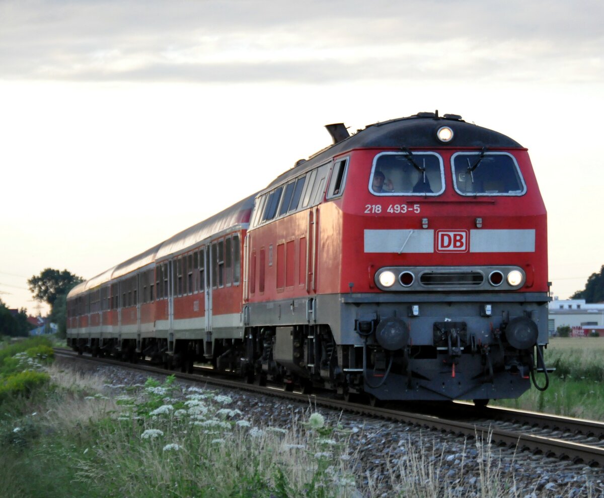 218 493-5 mit Nahverkehrszug in Bellenberg am 20.07.2009.