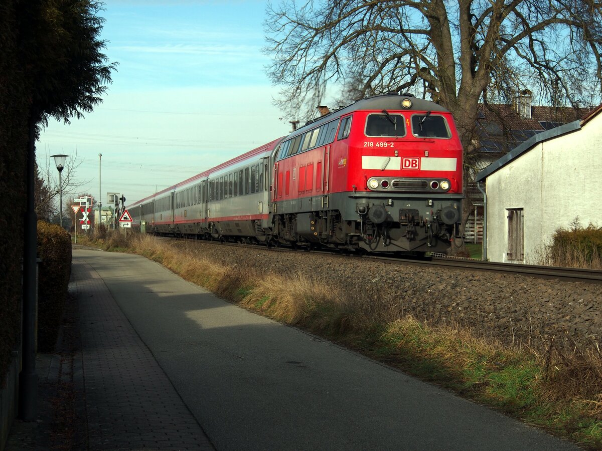 218 499-2 mit ÖBB Eurocity Umleiter durch Bellenberg auf der Illertalbahn am 31.12.2019.