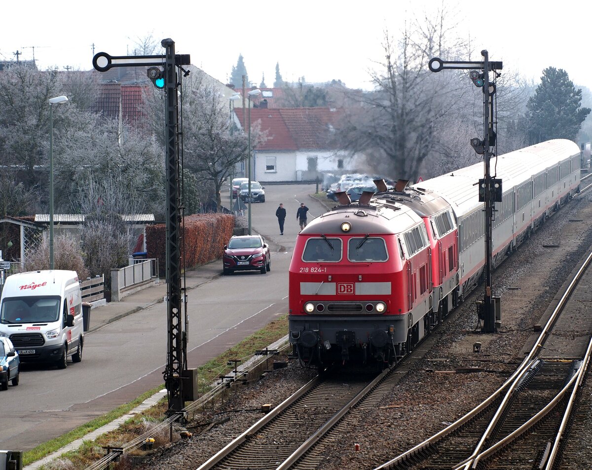 218 824-2 und 218 DB mit IC 119 �BB Umleiter in V�hringen am 06.01.2020.