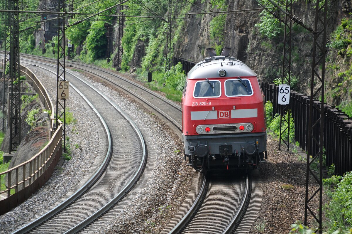 218 825-8 solo auf der Geislinger Steige am 22.05.2012.
