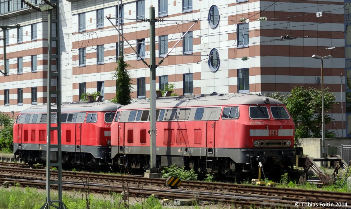 218-838 und 218-810(dahinter) stehen in N�rnberg Hbf als Reserveloks abgestellt.
Aufgenommen im Mai 2014.