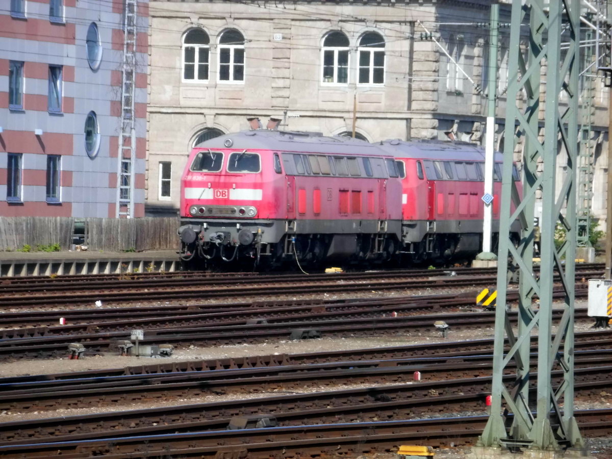 218 838 mit einer Schwestermaschine abgestellt am N�rnberger Hbf am 8.4.17