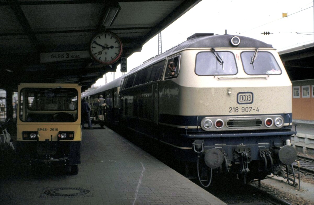 218 907-4 (ex 210 007) in Ulm am 21.05.1983.