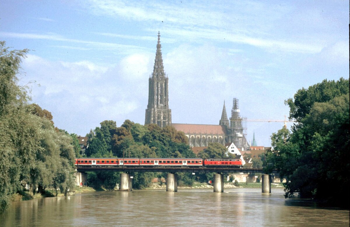 218 mit Nahverkehrszug (n-Wagen) auf der Donaubrücke in Ulm am 28.08.2002.