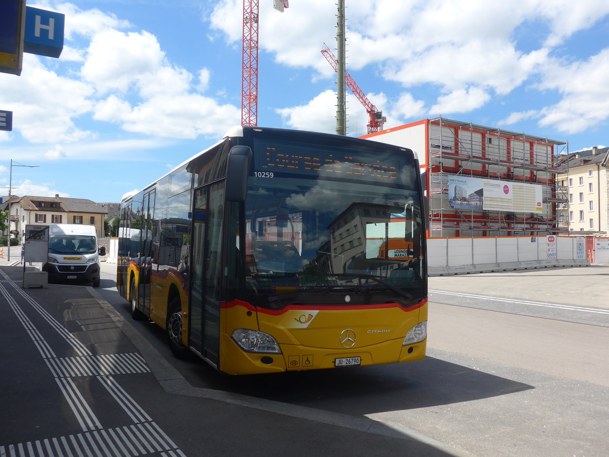 (218'375) - CarPostal Ouest - JU 26'790 - Mercedes (ex Nr. 5) am 4. Juli 2020 beim Bahnhof Del�mont