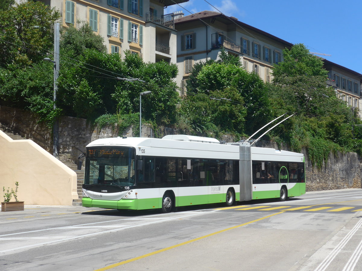 (218'544) - transN, La Chaux-de-Fonds - Nr. 135 - Hess/Hess Gelenktrolleybus (ex TN Neuchtel Nr. 135) am 6. Juli 2020 beim Bahnhof Neuchtel