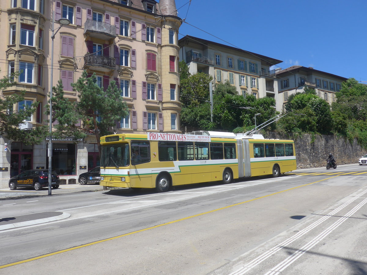(218'549) - transN, La Chaux-de-Fonds - Nr. 102 - NAW/Hess Gelenktrolleybus (ex TN Neuch�tel Nr. 102) am 6. Juli 2020 beim Bahnhof Neuch�tel