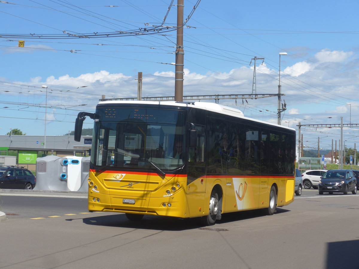 (218'564) - Funi-Car, Biel - Nr. 17/BE 610'617 - Volvo am 6. Juli 2020 beim Bahnhof Marin-�pagnier