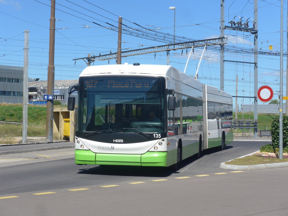 (218'565) - transN, La Chaux-de-Fonds - Nr. 135 - Hess/Hess Gelenktrolleybus (ex TN Neuch�tel Nr. 135) am 6. Juli 2020 beim Bahnhof Marin-�pagnier