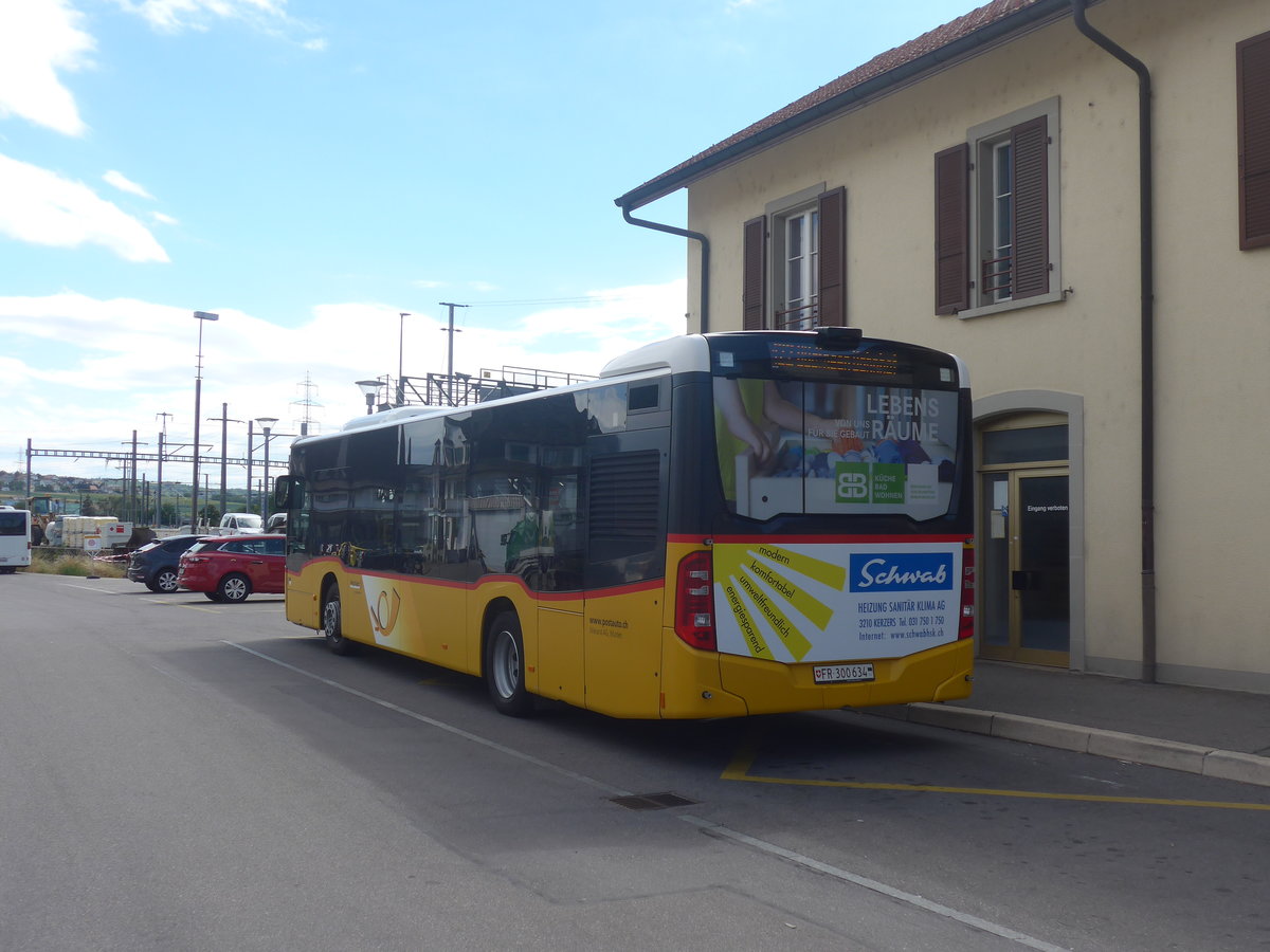 (218'578) - Wieland, Murten - Nr. 92/FR 300'634 - Mercedes am 6. Juli 2020 beim Bahnhof Kerzers