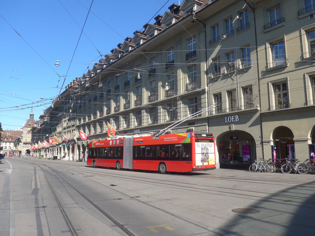 (218'693) - Bernmobil, Bern - Nr. 32 - Hess/Hess Gelenktrolleybus am 12. Juli 2020 beim Bahnhof Bern