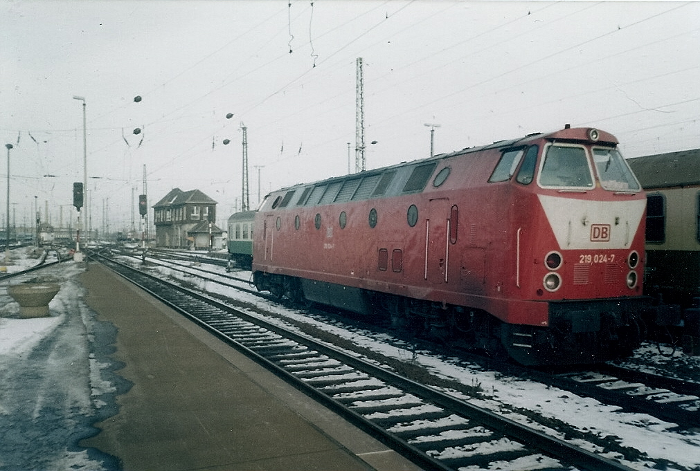 219 024 auf einem Lokwartegleis im Leipziger Hbf.