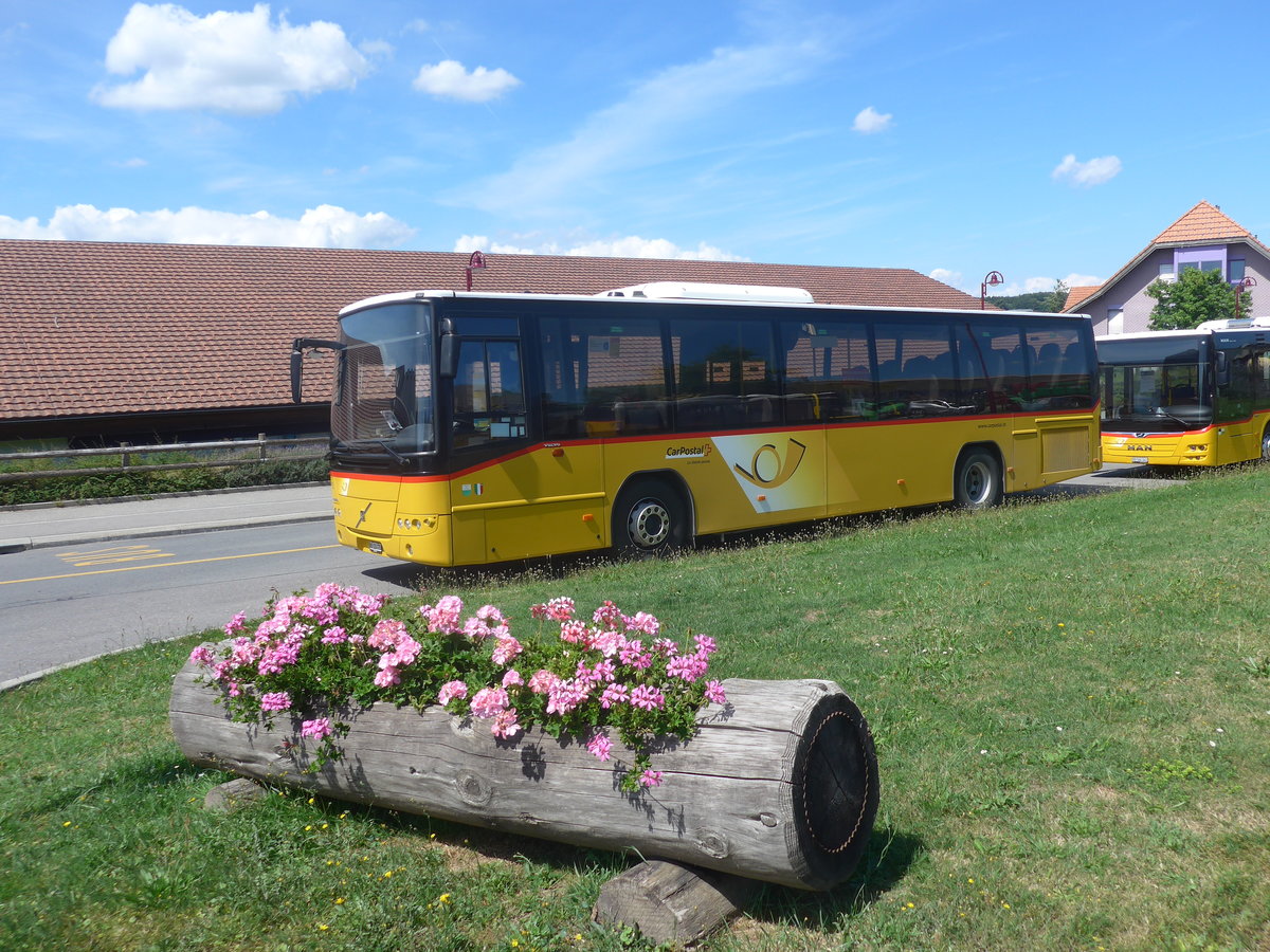 (219'029) - CarPostal Ouest - VD 124'775 - Volvo am 25. Juli 2020 in Thierrens, Gare Routi�re