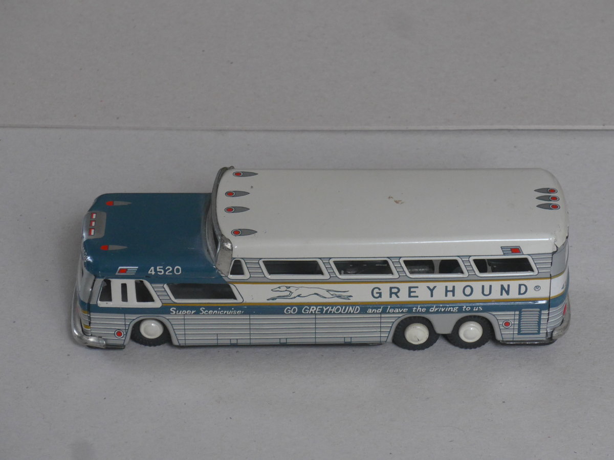 (219'101) - Aus Amerika: Greyhound - Nr. 4520/4520 - GMC Anderthalbdecker am 26. Juli 2020 in Thun (Modell)