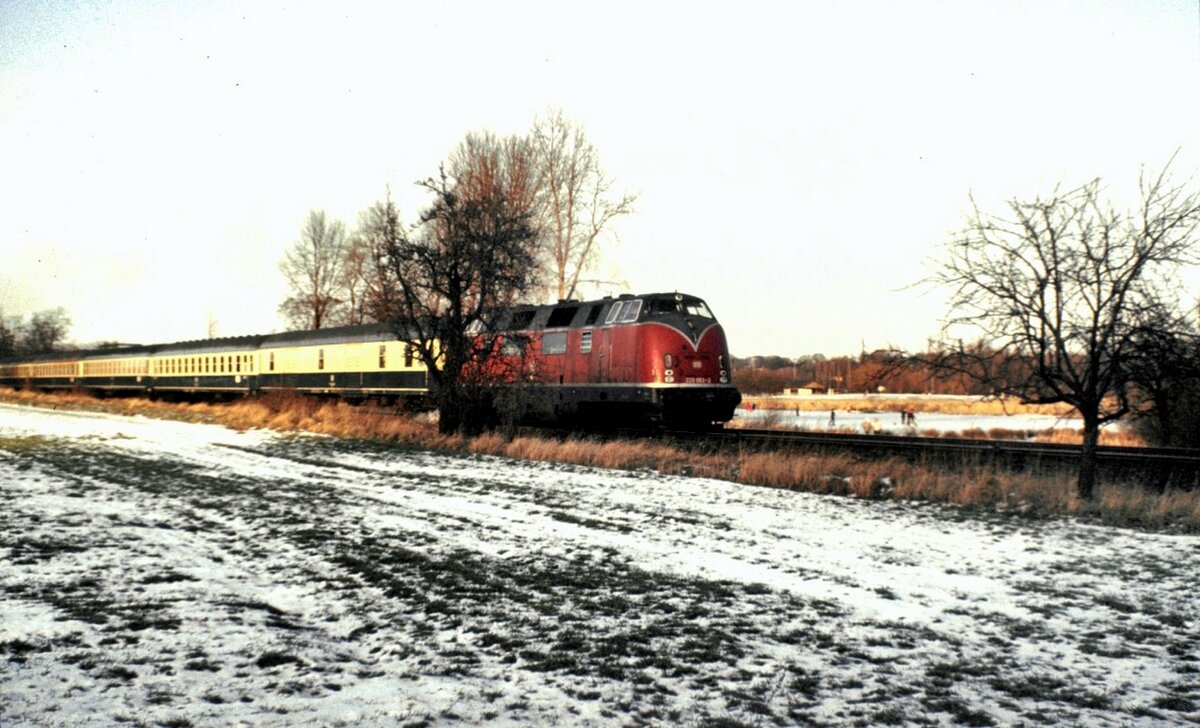 220 063-2 fährt aus Braunschweig in Richtung Wolfenbüttel aus am 24.02.1983.