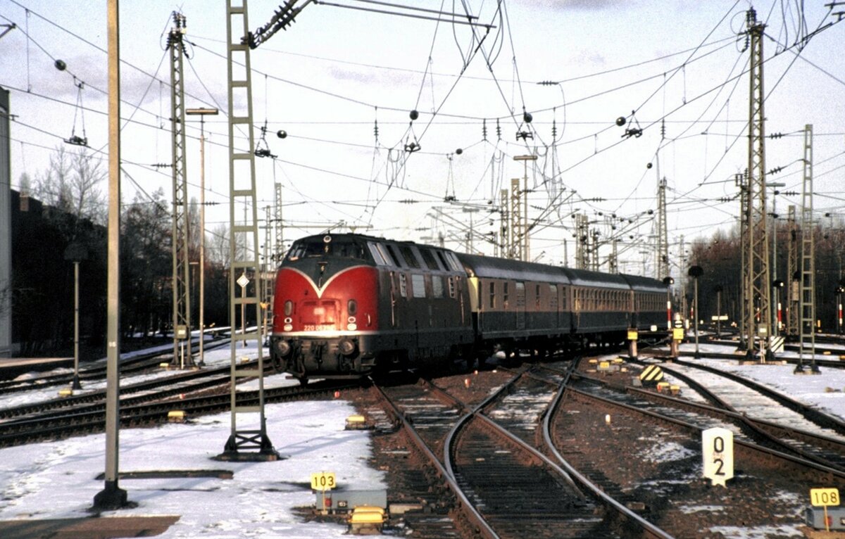 220 063-2 fährt in den Hbf Braunschweig ein am 24.02.1983.