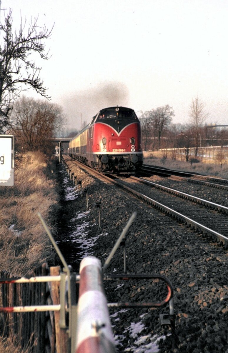 220 068-1 f�hrt von Braunschweig nach Wolfenb�ttel am 24.02.1983.