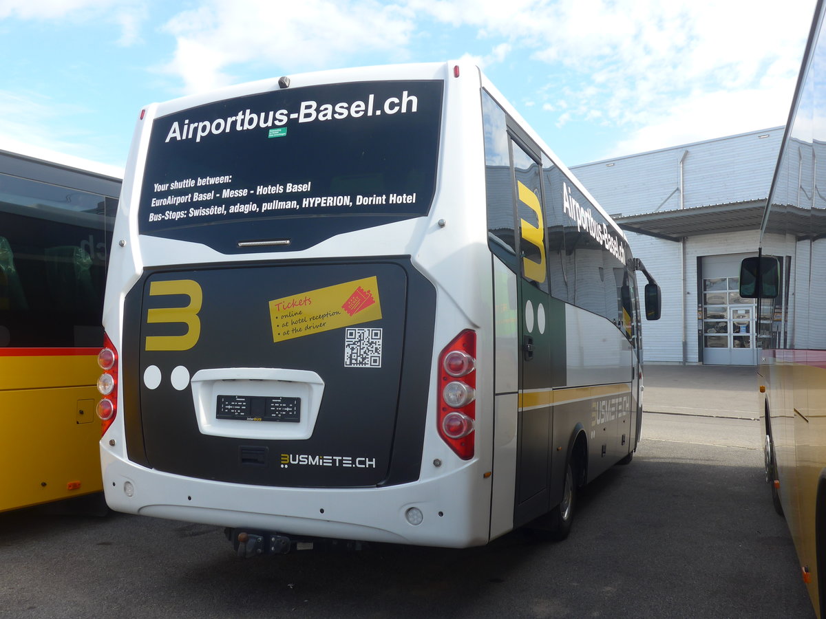 (220'051) - Busmiete, M�nchenstein - Iveco/Sitcar am 23. August 2020 in Kerzers, Interbus (Einsatz Airportbus)