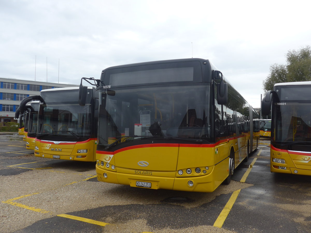 (220'315) - CarPostal Ouest - VD 242'251 - Solaris (ex TPB, S�deilles) am 30. August 2020 in Yverdon, Garage
